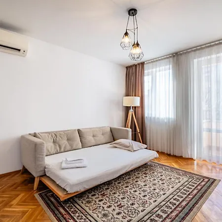 очарователен до морската градина